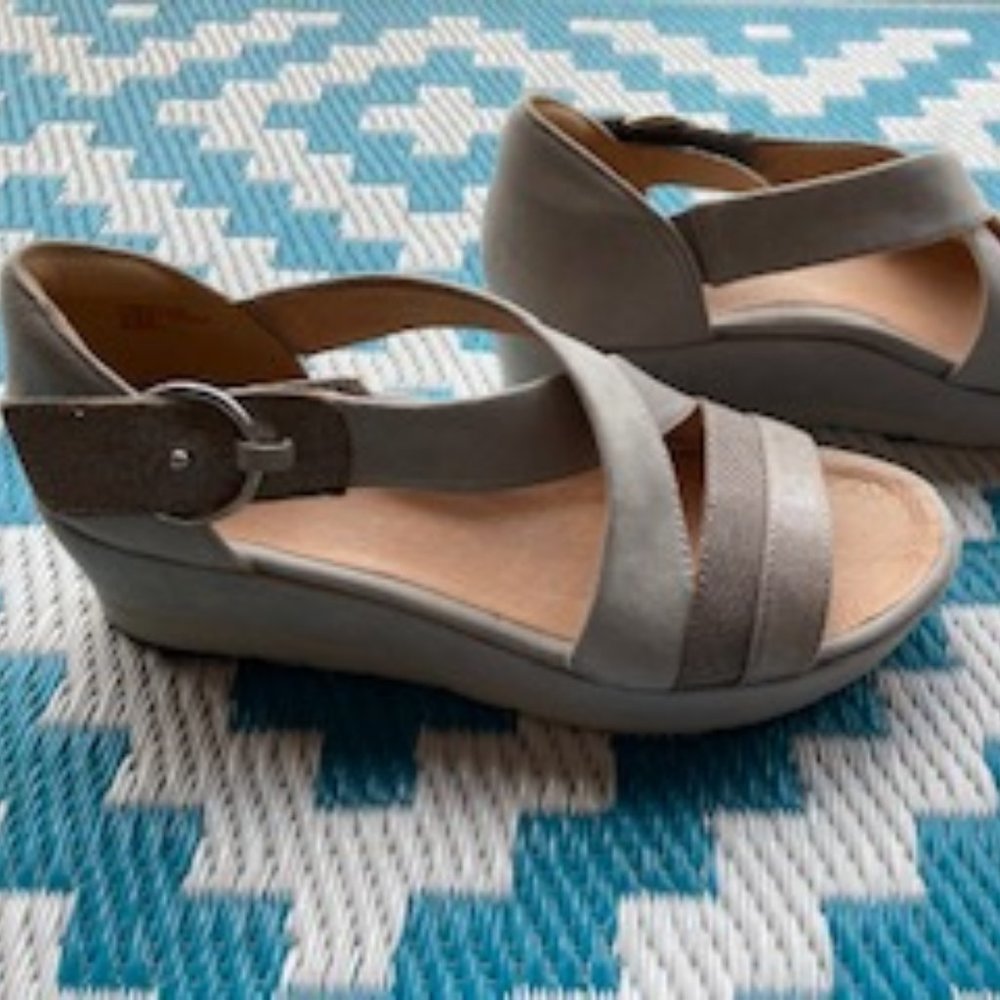 Earthies  comfort Hibiscus strappy sandal with closed heel grey suede 7.5B